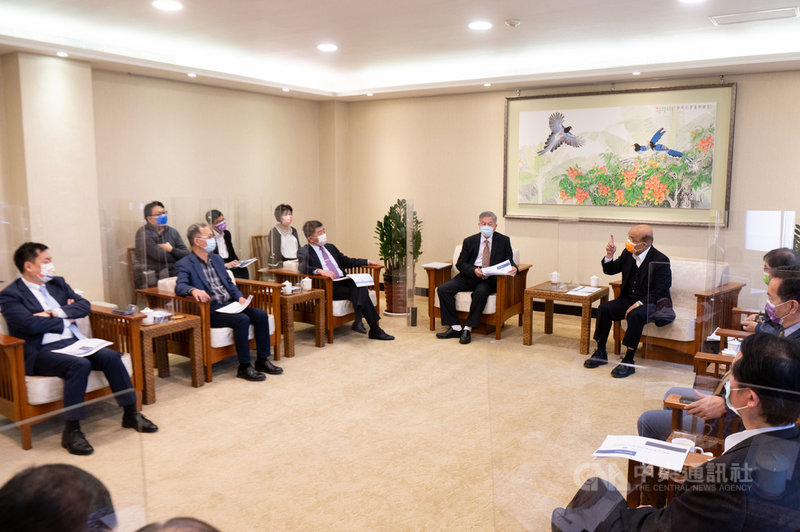 行政院長蘇貞昌(後右)15日上午8時舉行擴大防疫會議,針對國內、外疫情概況、疫苗施打情形以及春節返鄉專案相關狀況等議題進行討論。(行政院提供)中央社記者陳俊華傳真 110年11月15日