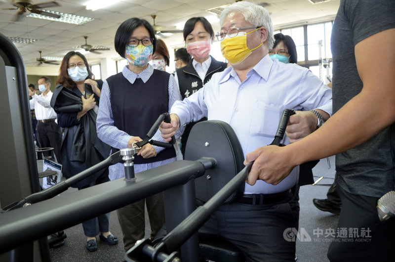 衛生福利部補助嘉義縣中埔鄉裕民社區試辦銀髮族健身俱樂部，國民健康署長吳昭軍（右）15日前往參訪並試用健身器材坐式背肌訓練器。中央社記者蔡智明攝  110年11月15日