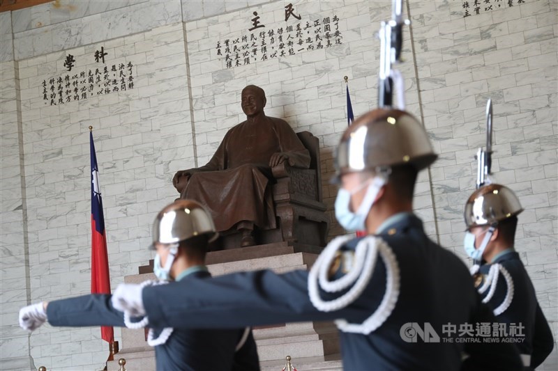 促轉會代理主委葉虹靈說,促轉會提出中正紀念堂蔣介石銅像「移除」為優先。(中央社檔案照片)
