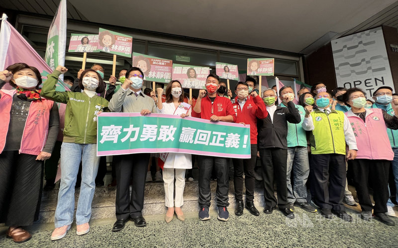 台中市第2選區立委補選15日起至19日進行登記,民進黨徵召立委參選人林靜儀(前左4)15日上午由競選總部主委林佳龍(前左3)、競選總部總幹事陳柏惟(前左5)等人陪同,前往台中市選舉委員會完成登記。中央社記者郝雪卿攝 110年11月15日