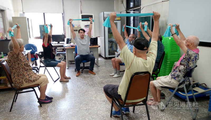 面對台灣高齡化趨勢,國內專家提出本土整合照護新模式,並耗時一年試辦,證實能提升高齡長者體能、認知功能及生活品質,研究獲國際期刊肯定,盼未來將實證系統性導向社區,實踐操作。(陽明交通大學提供) 中央社記者陳婕翎傳真 110年11月15日