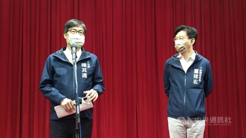 世界同志遊行2025年將移師高雄,主辦單位「國際同志遊行組織聯盟」(InterPride)於聲明中將台灣稱為「台灣地區」。高雄市長陳其邁(左)15日在市議會接受媒體聯訪表示,已指示市府行政暨國際處向相關單位澄清,「我們是中華民國台灣高雄市」。中央社記者蔡孟妤攝 110年11月15日