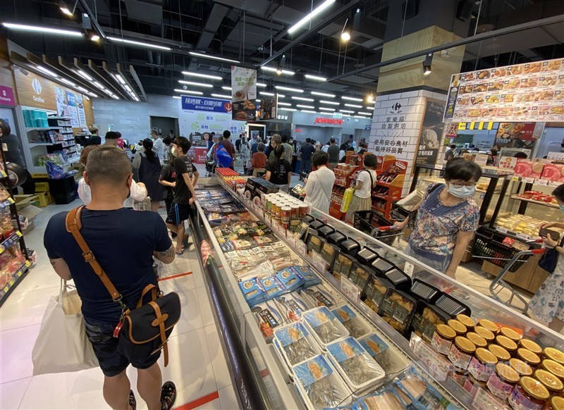 因應物價上漲,經濟部日前宣布與各大賣場超市業者達成共識,將設置民生商品抗漲專區。(中央社檔案照片)