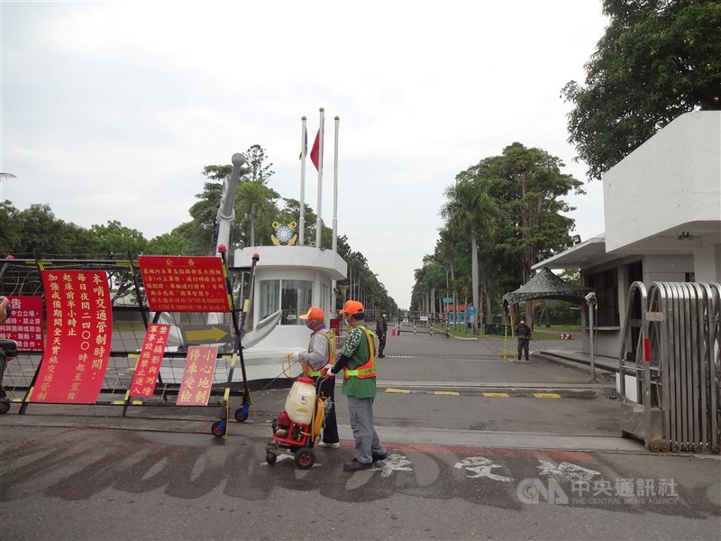 海軍左營基地12日遭退役陳姓少校持假證件混入後又逃逸，16日晚間陳男在高雄三民區落網。圖為海軍左營基地中正門哨。（中央社檔案照片）