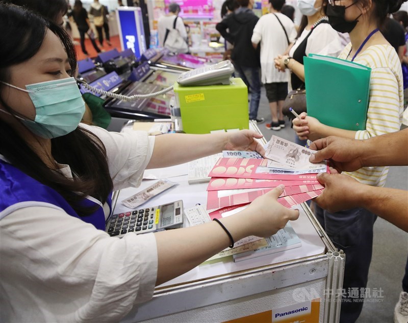 各縣市推出五倍券加碼活動,提供民眾抽輕豪宅、遊艇等大禮,刺激消費。(中央社檔案照片)