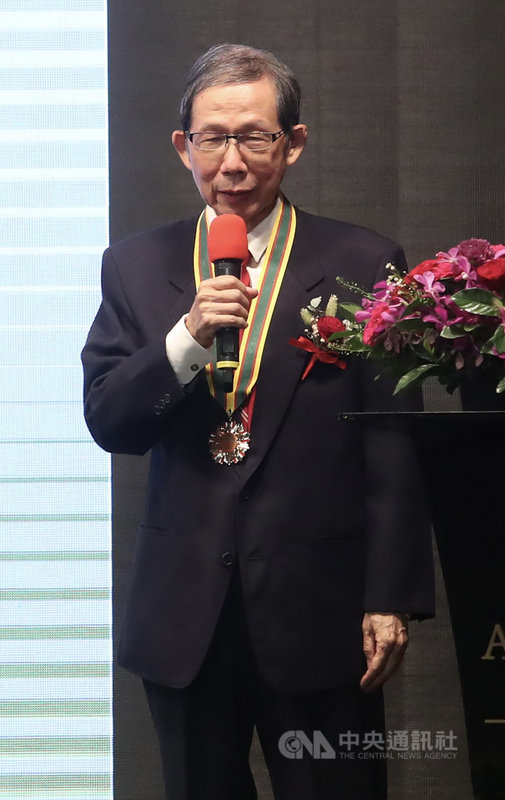 財團法人吳三連獎基金會15日在台北國賓大飯店舉辦「第42屆吳三連獎贈獎典禮」,音樂人錢南章獲得藝術獎音樂類獎項。中央社記者吳家昇攝 110年11月15日