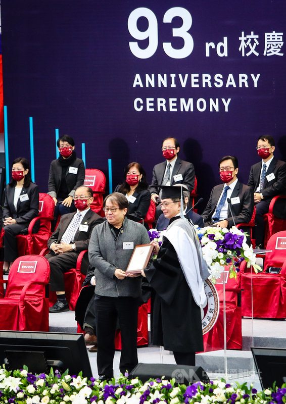 台灣大學15日舉行創校93週年校慶慶祝大會,由校長管中閔(前右)主持,會中表揚獲選傑出校友的擊樂名家朱宗慶(前左)。中央社記者王騰毅攝 110年11月15日