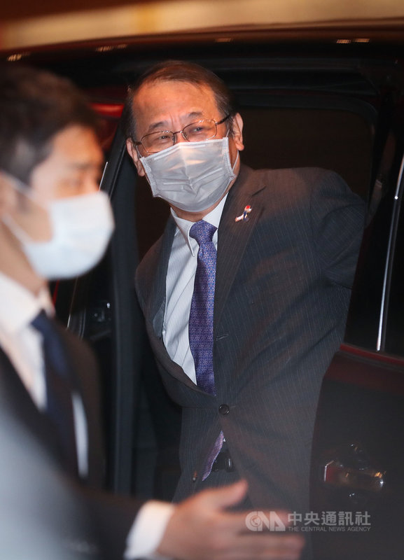 李登輝基金會舉辦「誠實自然:2021年李登輝紀念音樂會」,15日在國家音樂廳登場,日本駐台代表泉裕泰(右)出席。中央社記者裴禛攝 110年11月15日