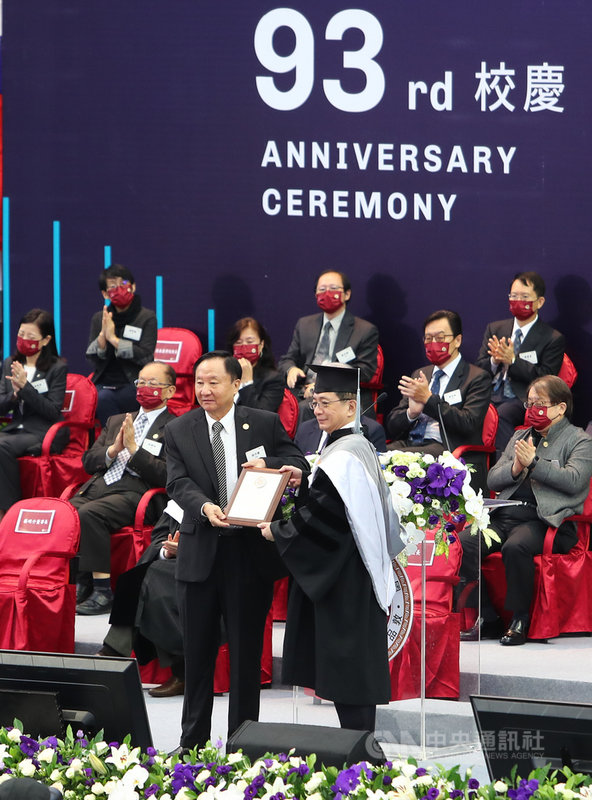 台灣大學15日舉行創校93週年校慶暨表揚傑出校友大會,校長管中閔(前右)頒發傑出校友獎給群創榮譽董事長段行建(前左)。中央社記者王騰毅攝 110年11月15日