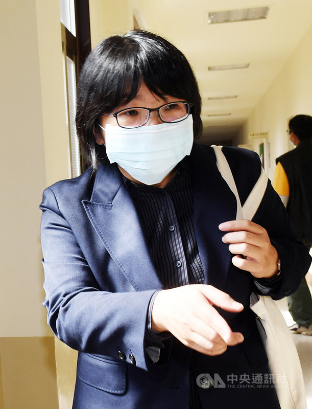 促轉會代理主委葉虹靈(圖)15日在立法院備詢會前受訪時表示,促轉會提出中正紀念堂蔣介石銅像「移除」為優先,社會若認為保留銅像做教育展示更有反省意義,那麼這樣的展覽應保有「不可回復性」,應該思考如何讓展覽持續下去。中央社記者施宗暉攝 110年11月15日