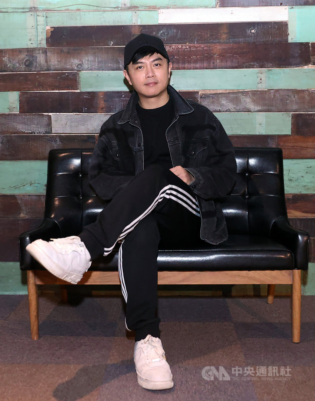 朱宗慶打擊樂團擊樂劇場代表作「木蘭」今年底將在北中南巡演10場,其中服裝全部翻新,服裝設計師林秉豪表示,服裝可以傳達角色心境,也可以詮釋意境,但一定不能突兀。中央社記者鄭傑文攝 110年11月15日