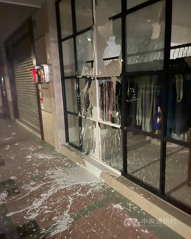 台中市南屯區一家服飾店14日凌晨遭不明歹徒砸店潑漆,警方15日指出,目前鎖定2名嫌疑人查緝中。(民眾提供)中央社記者郝雪卿傳真 110年11月15日