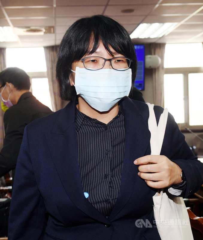 促轉會代理主委葉虹靈(圖)15日列席立法院司法及法制委員會報告業務,針對朝野立委關切促轉會111年是否還會再延任,她表示,「沒有這個規畫」,全力在111年5月前完成法制與業務銜接。中央社記者施宗暉攝 110年11月15日