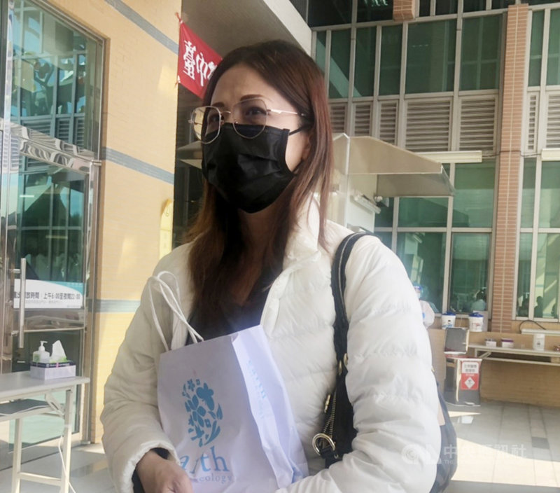 台中市宋姓男大生開車擦撞瑪莎拉蒂遭毆傷案,男大生母親(圖)15日上午前往醫院探視兒子,她探視前接受媒體聯訪表示,會跟醫師討論,是否能在15日轉出普通病房。中央社記者趙麗妍攝 110年11月15日