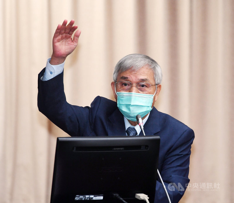 中央銀行總裁楊金龍(圖)15日在立法院備詢,對房價攀升一事表示,房價上漲有基本面,也有炒作部分,但他提醒「物極必反」,沒有一樣東西價格會一直上漲;央行仍將緊盯房市、滾動式檢討。中央社記者施宗暉攝 110年11月15日