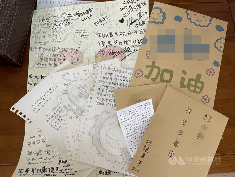 台中市宋姓男大生開車擦撞瑪莎拉蒂遭毆傷案,男大生病況恢復良好,15日已轉到普通病房,他感謝大家幫忙與給他祝福的卡片。(宋母提供)中央社記者蘇木春傳真 110年11月16日