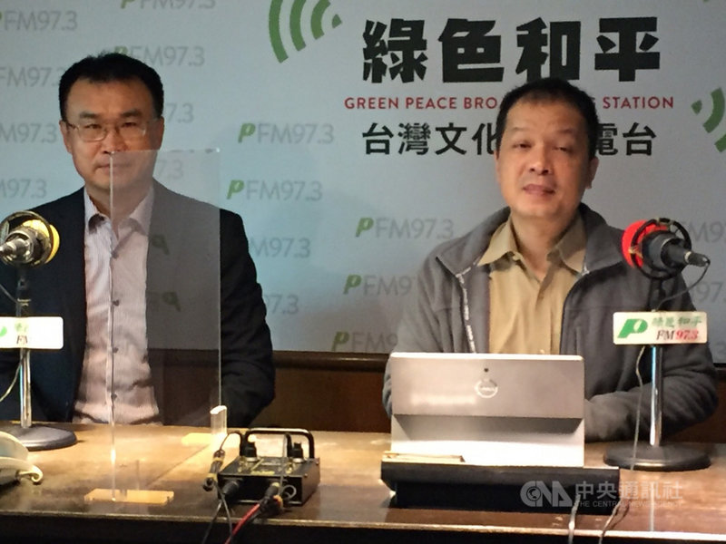 農委會主委陳吉仲(左)16日表示,台灣經濟都靠貿易,反萊豬公投若通過會不遵守國際規範,不利台美談簽自由貿易協定(FTA),可能像歐盟一樣被美國提告,也進不了跨太平洋夥伴全面進步協定(CPTPP),未來走不進國際市場。中央社記者楊淑閔攝 110年11月16日