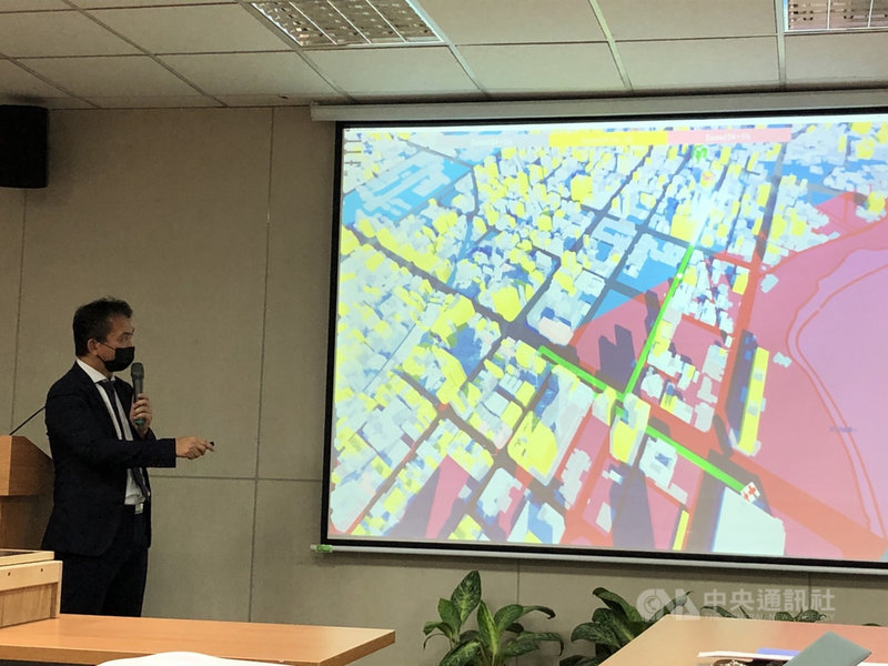 國研院國震中心研究員王仁佐16日展示操作5D智慧城市防救災平台。右方大片紅色區塊是潛在斷層位置,透過不同色塊顯示建物損害情形,並做路線規劃(圖中綠色線條)幫警消單位快速抵達現場。中央社記者蘇思云攝 110年11月16日
