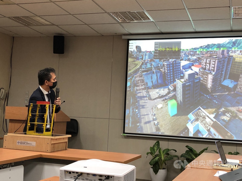 國研院國震中心研究員王仁佐16日說明且展示5D智慧城市防救災平台,平台透過5種顏色標示損害程度。畫面可看到建物依損害程度,上半顯示為綠色、下半仍為藍色。中央社記者蘇思云攝 110年11月16日