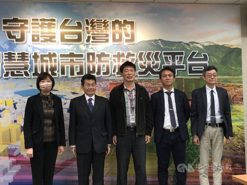 國研院16日舉行記者會,會中展示「5D智慧城市防救災平台」。圖為國研院副院長林博文(左2)、國研院國震中心主任周中哲(中)與研究員王仁佐(右2)。中央社記者蘇思云攝 110年11月16日