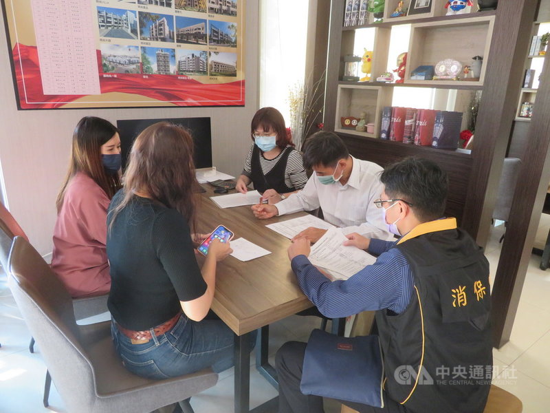 為維護不動產市場交易秩序,遏止人為炒作房價,高雄市政府地政局針對預售屋加強稽查。(高雄市地政局提供)中央社記者蔡孟妤傳真 110年11月16日