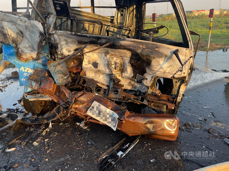 台南市柳營區16日下午發生小貨車和自小客車相撞意外,小貨車起火,2車駕駛受傷送醫。(台南市消防局提供)中央社記者張榮祥台南傳真 110年11月16日