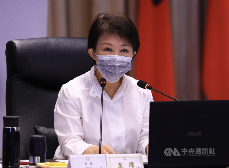 台中市西屯區發生男大生開車與瑪莎拉蒂轎車擦撞而遭痛毆重傷事件,市長盧秀燕(圖)16日在市政會議中表示,台中治安不容挑戰和破壞,台中市警局迅速啟動「除暴安民專案」瞄準不法之徒,並全面鎖定背後犯罪集團,嚴查重辦。中央社記者郝雪卿攝 110年11月16日