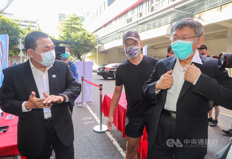 2025雙北世界壯年運動會組織委員會16日揭牌,台北市長柯文哲(前右)、新北市長侯友宜(左)換上西裝外套出席揭牌儀式。中央社記者裴禛攝 110年11月16日