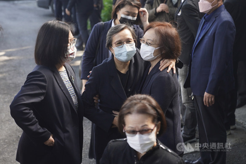 前駐泰代表李應元因壺腹癌轉移病逝,家屬於法鼓山中華佛教文化館設置蓮位供親友追思、祭拜。總統府資政葉菊蘭(中)16日前往追思,向李應元的妻子黃月桂(右)擁抱致意。中央社記者徐肇昌攝 110年11月16日
