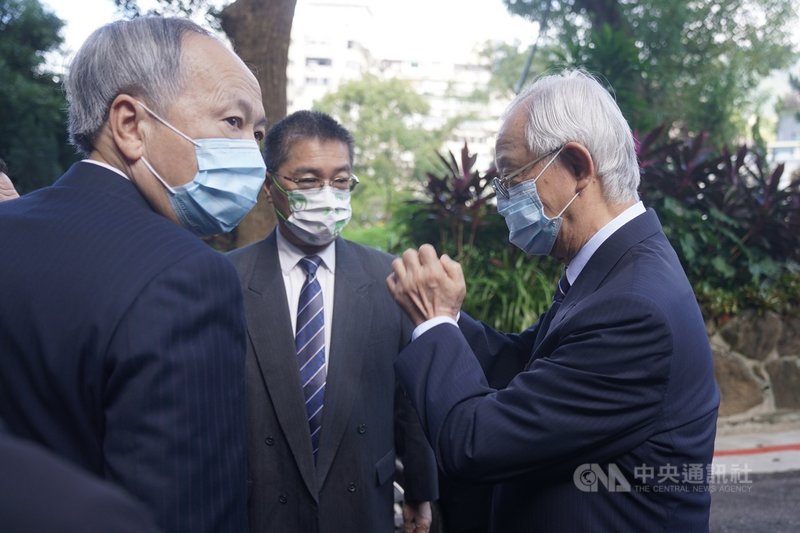 前駐泰代表李應元因癌病逝,內政部長徐國勇(中)、前央行總裁彭淮南(右)等人16日前往法鼓山中華佛教文化館追思。中央社記者徐肇昌攝 110年11月16日