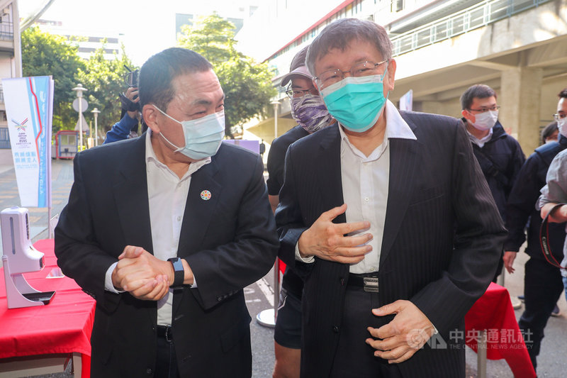 2025雙北世界壯年運動會組織委員會16日正式揭牌,由台北市長柯文哲(前右)、新北市長侯友宜(左)擔任主任委員,上午兩人在台北田徑場出席記者會。中央社記者裴禛攝 110年11月16日