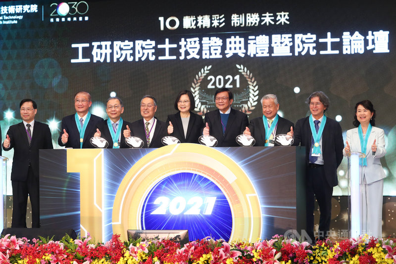 總統蔡英文(中)16日出席第10屆工研院院士授證典禮,為新科院士授證,與經濟部次長林全能(左起)、工研院新任院士楊泮池、蔡力行、宏碁創辦人施振榮、工研院新任院士葉常菁(右起)、吳錦城、吳敏求、工研院董事長李世光合影留念。中央社記者王騰毅攝 110年11月16日