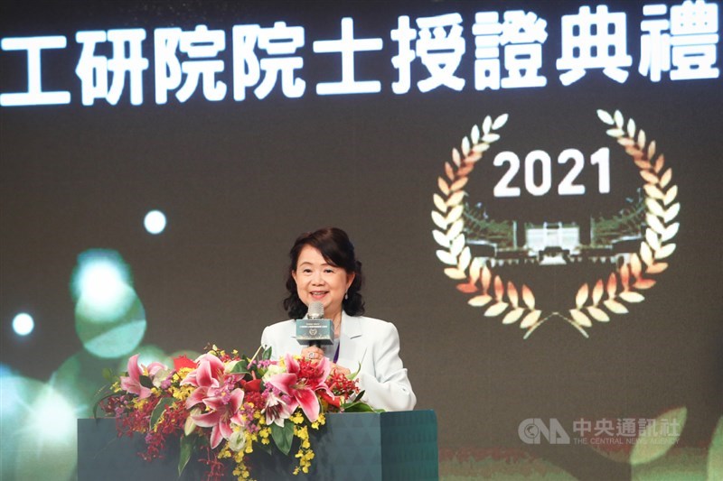 工研院新科院士名單16日出爐,Onward Therapeutics董事長暨執行長葉常菁獲選,她下午出席授證典禮,致詞感謝工研院頒予院士殊榮。中央社記者王騰毅攝 110年11月16日