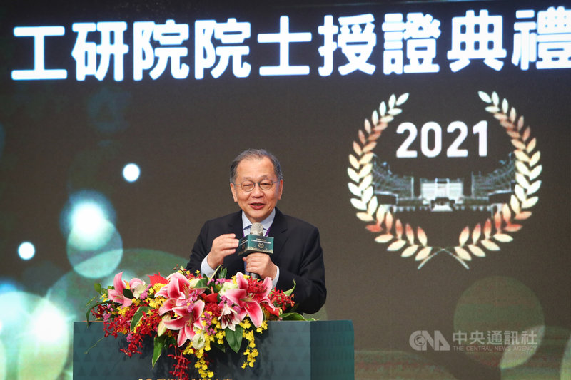 聯發科執行長蔡力行(圖)獲選工研院院士,16日出席工研院舉辦的院士授證典禮。回想過去40年職場經驗,他說,第一是重視技術,第二是開發優秀產品及服務,第三是要跟客戶建立策略性關係,跟消費者建立黏著關係,第四是培養人才。中央社記者王騰毅攝 110年11月16日