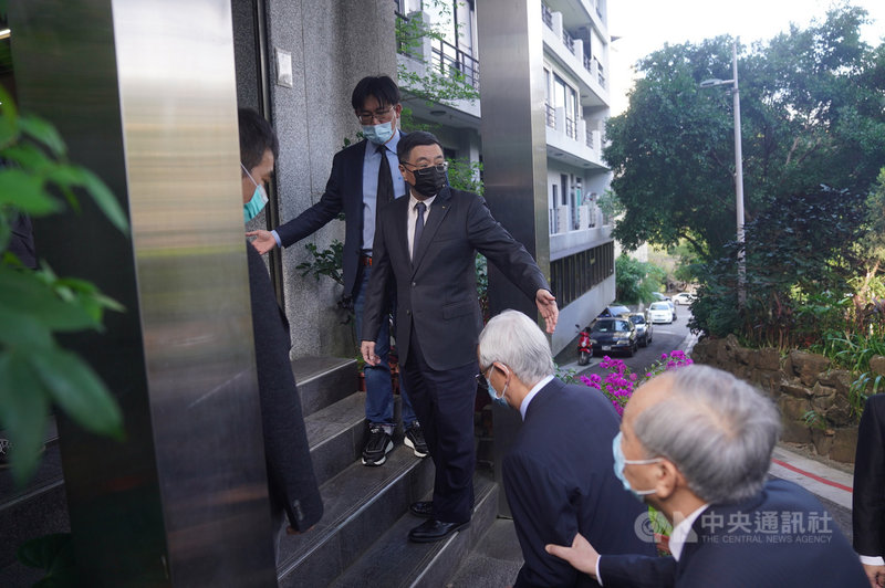 前駐泰代表李應元因壺腹癌轉移病逝,家屬於法鼓山中華佛教文化館設置蓮位供親友追思、祭拜。前民進黨主席卓榮泰(中)16日前往弔唁。中央社記者徐肇昌攝 110年11月16日