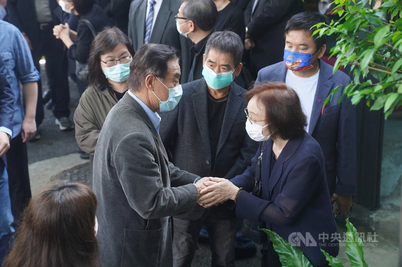 前駐泰代表李應元因壺腹癌轉移病逝,家屬於法鼓山中華佛教文化館設置蓮位供親友追思、祭拜。前總統府祕書長蘇嘉全(前左)16日前往追思,並向李應元的妻子黃月桂(前右)致意。中央社記者徐肇昌攝 110年11月16日