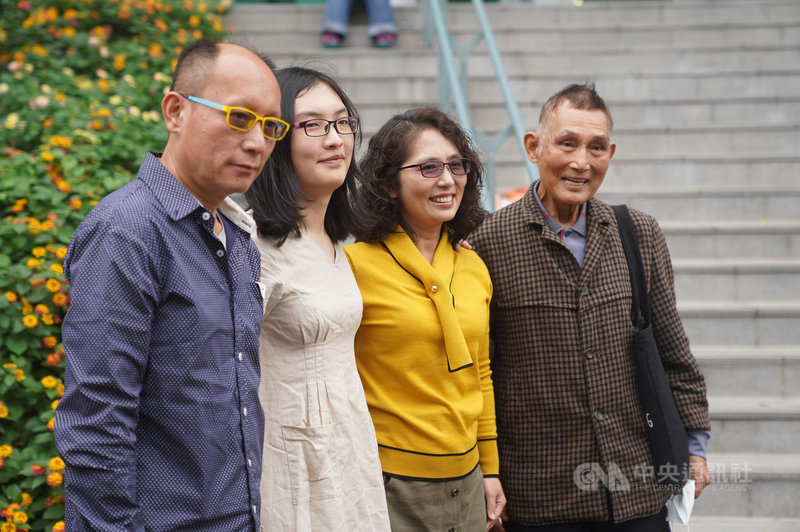 跨性別者吳宇萱(左2)性別變更登記案16日於台北高等行政法院第2次開庭。吳宇萱的爺爺(右)、父親(左)與母親(右2)在開庭前一同出席記者會,表達對孩子的支持。中央社記者徐肇昌攝 110年11月16日