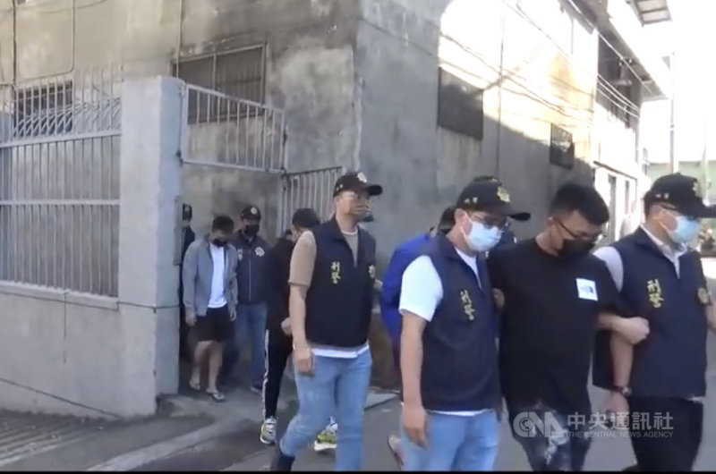 台中市大甲區10月底發生有人持球棒砸毀賓士車。大甲警分局獲報後,16日循線將5人查緝到案,並查扣作案球棒、棍棒等物,全案訊後依毀損罪及聚眾鬥毆移請台中地檢署偵辦。(民眾提供)中央社記者趙麗妍傳真 110年11月16日