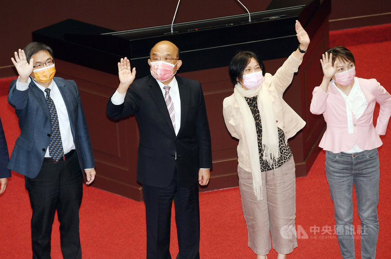 立法院院會16日進行施政總質詢,行政院長蘇貞昌(左2)在總質詢結束後上台發表談話,隨後與民進黨立委范雲(右起)、劉世芳、行政院秘書長李孟諺(左)一起向在場媒體揮手致意。中央社記者施宗暉攝 110年11月16日
