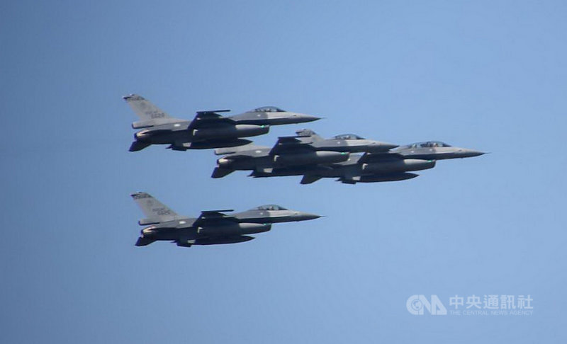 空軍首支F-16V作戰隊18日將成軍,16日在嘉義水上基地進行戰機飛行操演。(讀者提供)中央社記者蔡智明傳真 110年11月16日