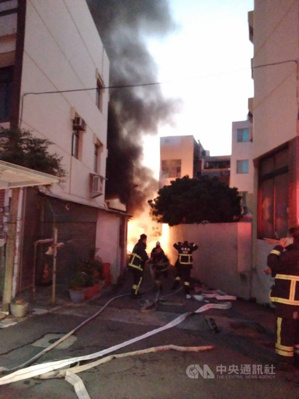 苗栗縣苑裡鎮中山路旁一戶民宅,16日清晨竄出火舌挾帶大量濃煙,消防隊員到場花了大約2個小時順利撲滅火勢,所幸只有一人遭受輕微嗆傷。(民眾提供)中央社記者管瑞平傳真 110年11月16日
