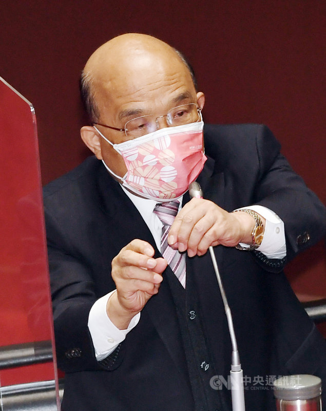 行政院長蘇貞昌(圖)16日在立法院備詢指出,國產疫苗已得到WHO補助,可到第三國實驗,政府了解疫苗產製跟進入各國被接受必須經過的程序,會盡量協助國人同胞。中央社記者施宗暉攝 110年11月16日