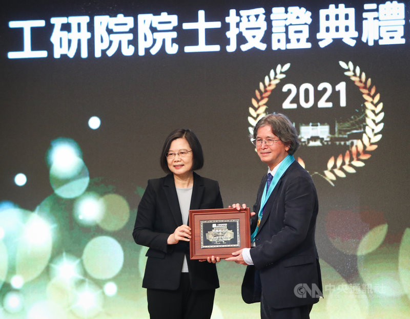 台杉投資管理顧問公司科技基金合夥人吳錦城(右)獲選工研院院士,16日出席工研院舉辦的院士授證典禮,由總統蔡英文(左)親自出席授證。中央社記者王騰毅攝 110年11月16日