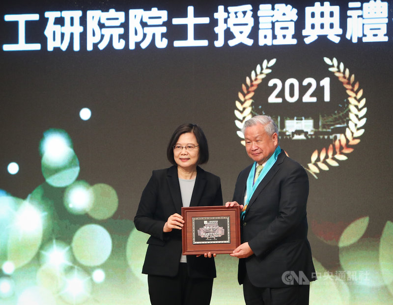 旺宏董事長吳敏求(右)獲選工研院院士,16日出席工研院舉辦的院士授證典禮,總統蔡英文(左)親自為吳敏求等新科院士授證。中央社記者王騰毅攝 110年11月16日