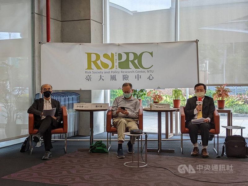 台灣大學風險社會與政策研究中心主任周桂田(右)17日表示,台灣20多年來對氣候變遷因應遲滯,現在要加速轉型;目前行政院最新減排期程尚未公布,面對國際訂2030年較基準年(2005)減量45%的目標,除了要修正溫管法外,更要納入包括碳稅、能源稅等議題。中央社記者張雄風攝 110年11月17日
