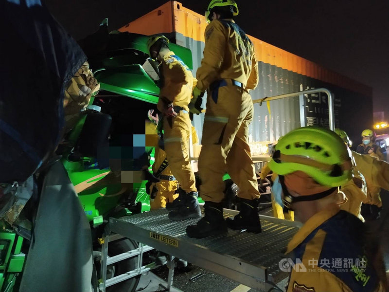國道1號北上176公里處、台中路段17日凌晨發生4車連環撞車禍,台中市消防局獲報派人前往救援。(民眾提供)中央社記者趙麗妍傳真 110年11月17日
