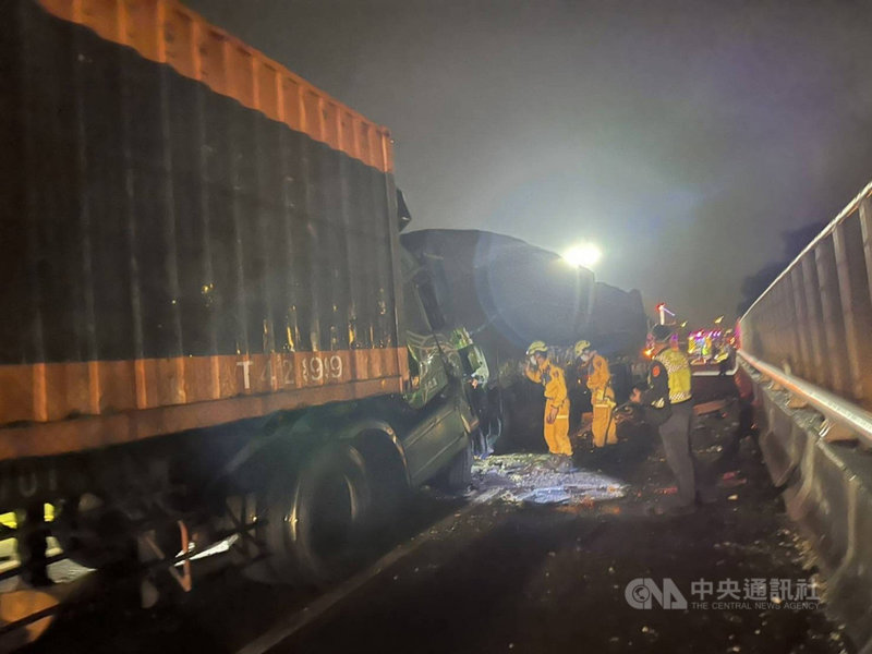 國道1號北上176公里處、台中西屯路段17日凌晨發生4車連環車禍,1輛聯結車突然煞車,導致後方3車煞車不及撞上,造成1死1傷。(民眾提供)中央社記者趙麗妍傳真 110年11月17日