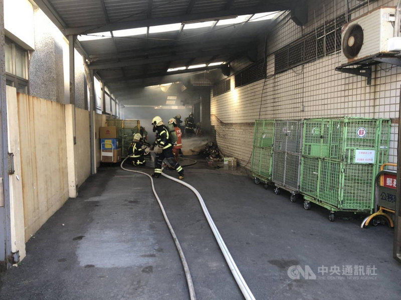 位於桃園市新屋區中山路的新屋郵局17日上午發生火警,消防局獲報立即派員前往救援。(桃園市政府消防局提供)中央社記者吳睿騏桃園傳真 110年11月17日