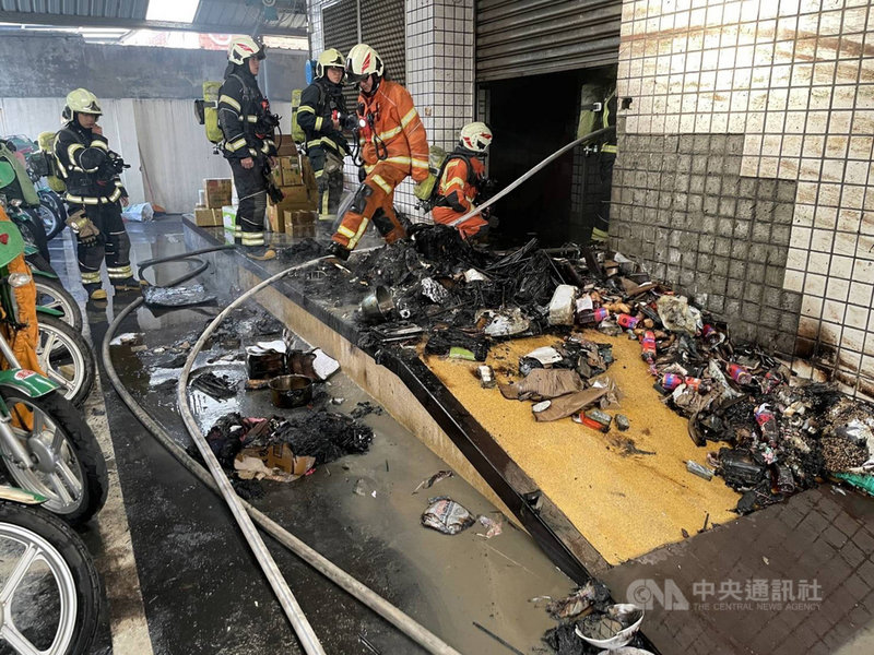 桃園市政府消防局17日上午獲報,新屋區的新屋郵局發生火警事故,立即派員前往救援,郵局緊急停業。(桃園市政府消防局提供)中央社記者吳睿騏桃園傳真 110年11月17日