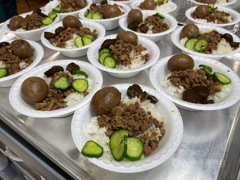 大洛杉磯27個台灣人社團16日發表聯合聲明，一人一碗吃起美豬做的台式滷肉飯。中央社記者林宏翰洛杉磯攝  110年11月17日